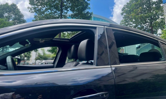 Mở toàn bộ cửa xe và phơi nắng trong vài giờ sẽ giúp loại bỏ ẩm trong khoang lái nhanh chóng. Ảnh: Hồ Tân