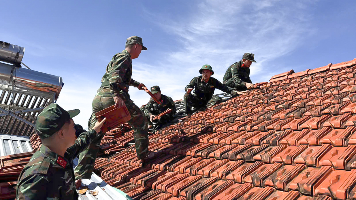 Quân đội, công an, thanh niên giúp dân dựng lại nhà sau bão Kalmaegi - Ảnh 2.