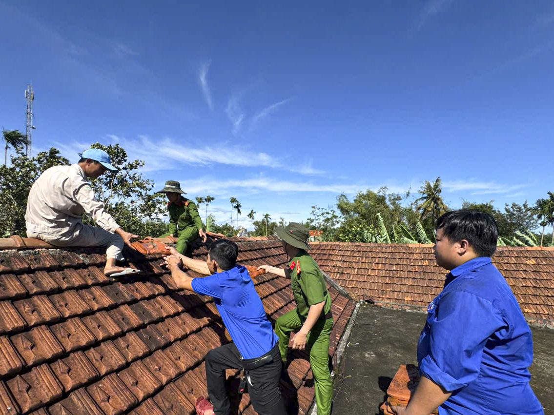 Quân đội, công an, thanh niên giúp dân dựng lại nhà sau bão Kalmaegi - Ảnh 3.