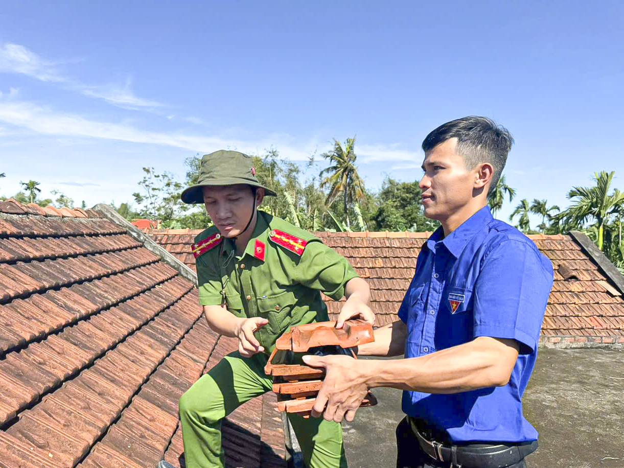 Quân đội, công an, thanh niên giúp dân dựng lại nhà sau bão Kalmaegi - Ảnh 4.