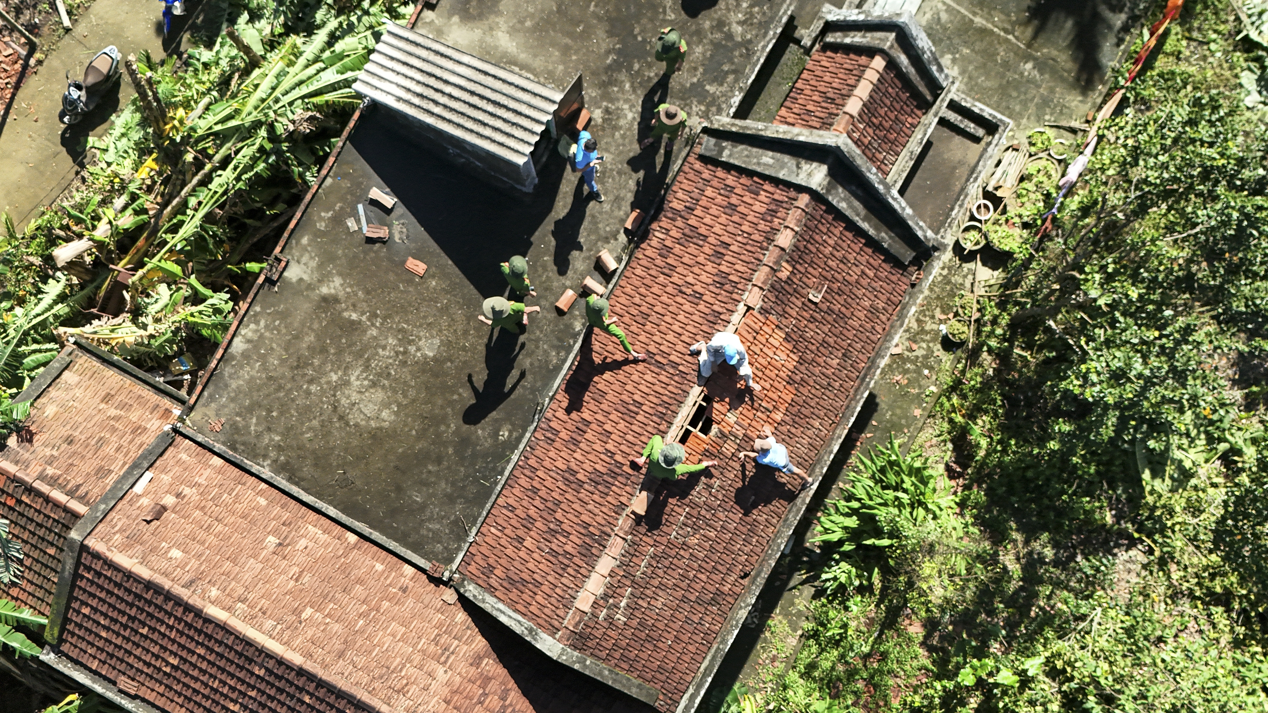 Quân đội, công an, thanh niên giúp dân dựng lại nhà sau bão Kalmaegi - Ảnh 5.