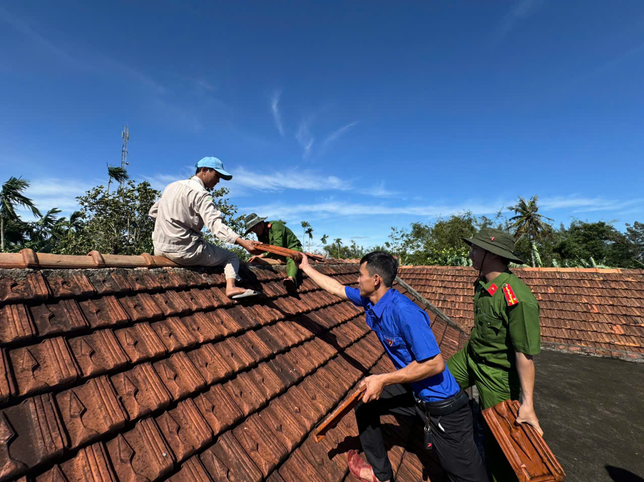 Quân đội, công an, thanh niên giúp dân dựng lại nhà sau bão Kalmaegi - Ảnh 7.