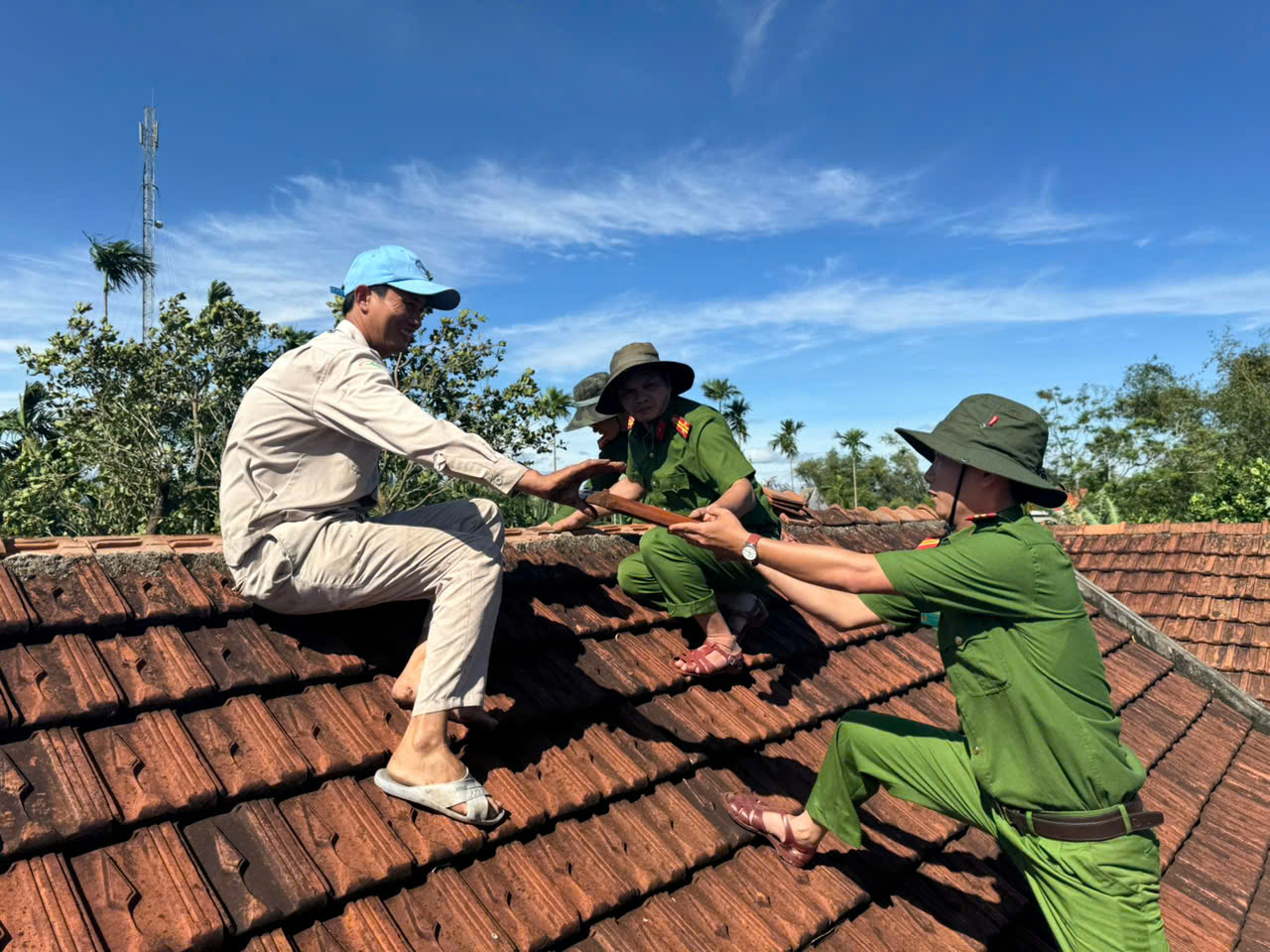 Quân đội, công an, thanh niên giúp dân dựng lại nhà sau bão Kalmaegi - Ảnh 10.
