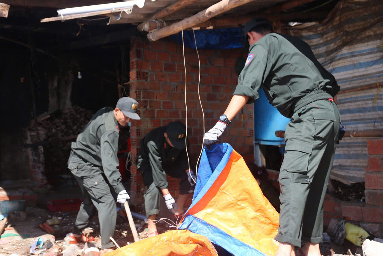 Quân đội, công an, thanh niên giúp dân dựng lại nhà sau bão Kalmaegi - Ảnh 11.