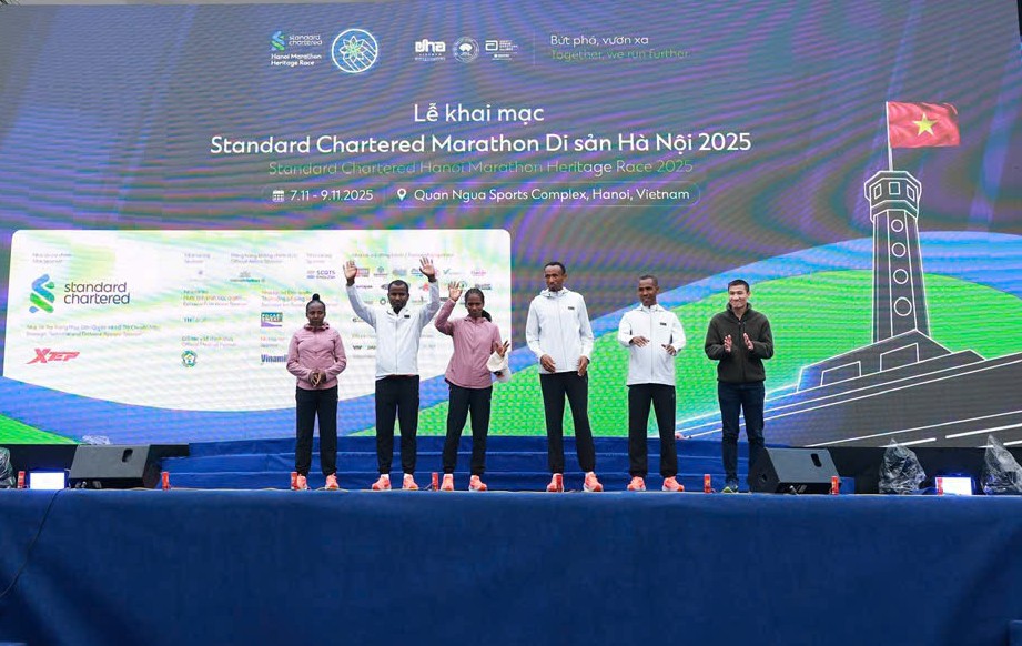 Gần 2.500 VĐV quốc tế tham dự Giải Standard Chartered Marathon Di sản Hà Nội 2025 - Ảnh 2.