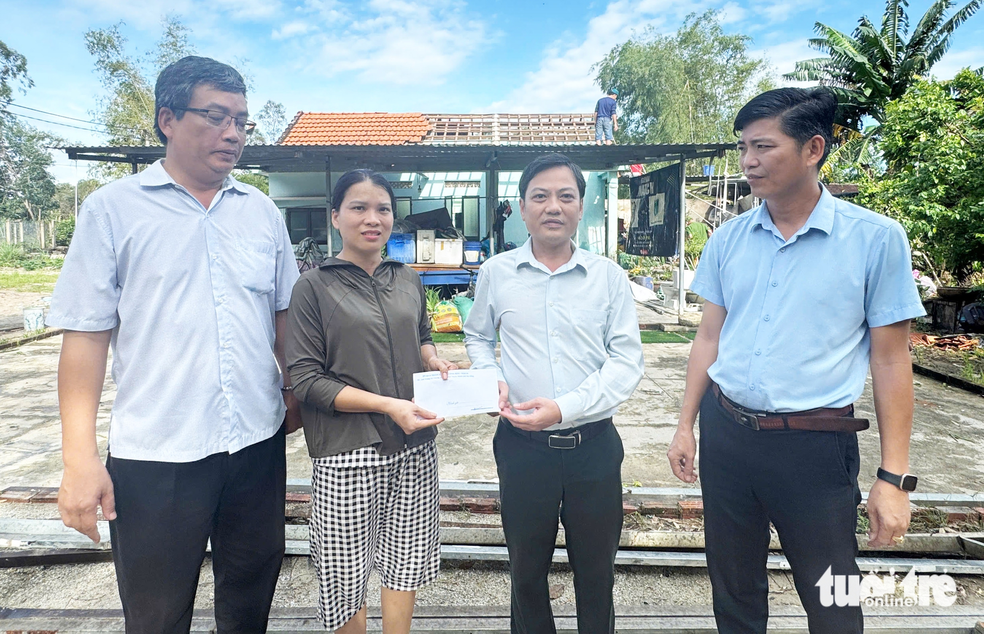 Kinh hoàng lốc xoáy quét qua hàng chục nhà dân ở Đà Nẵng trong đêm - Ảnh 4.