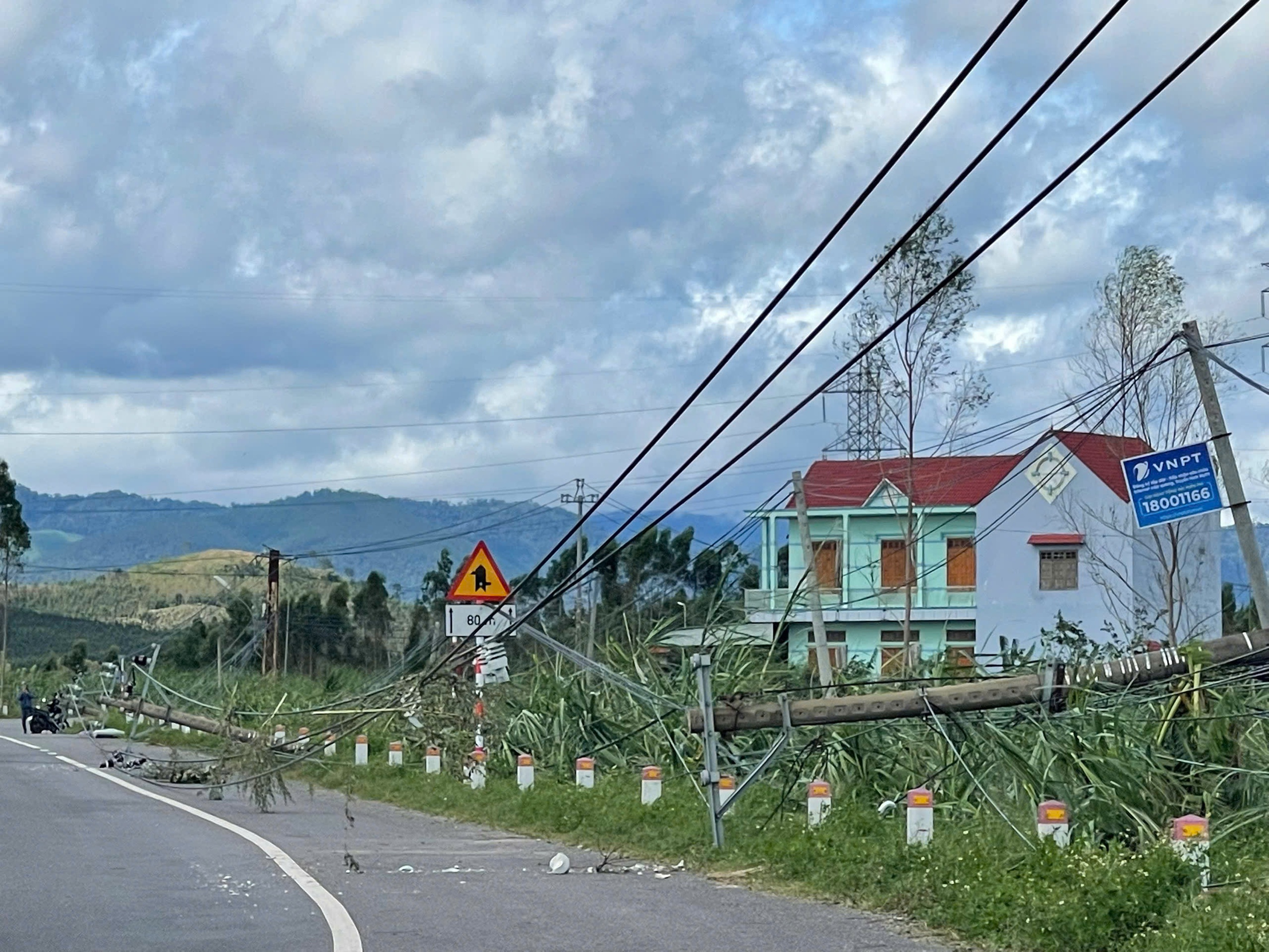 Đường Trường Sơn Đông tê liệt, Gia Lai khẩn trương khắc phục cầu Đăk Pờ Tó - Ảnh 2.