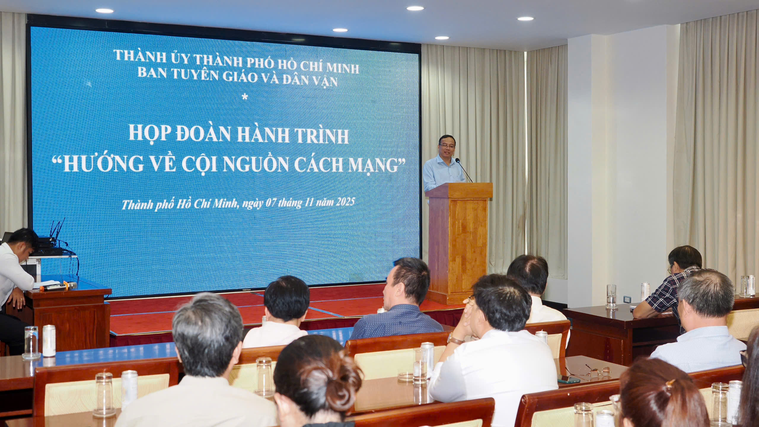 Hơn 100 người làm báo TP HCM tham gia hành trình 