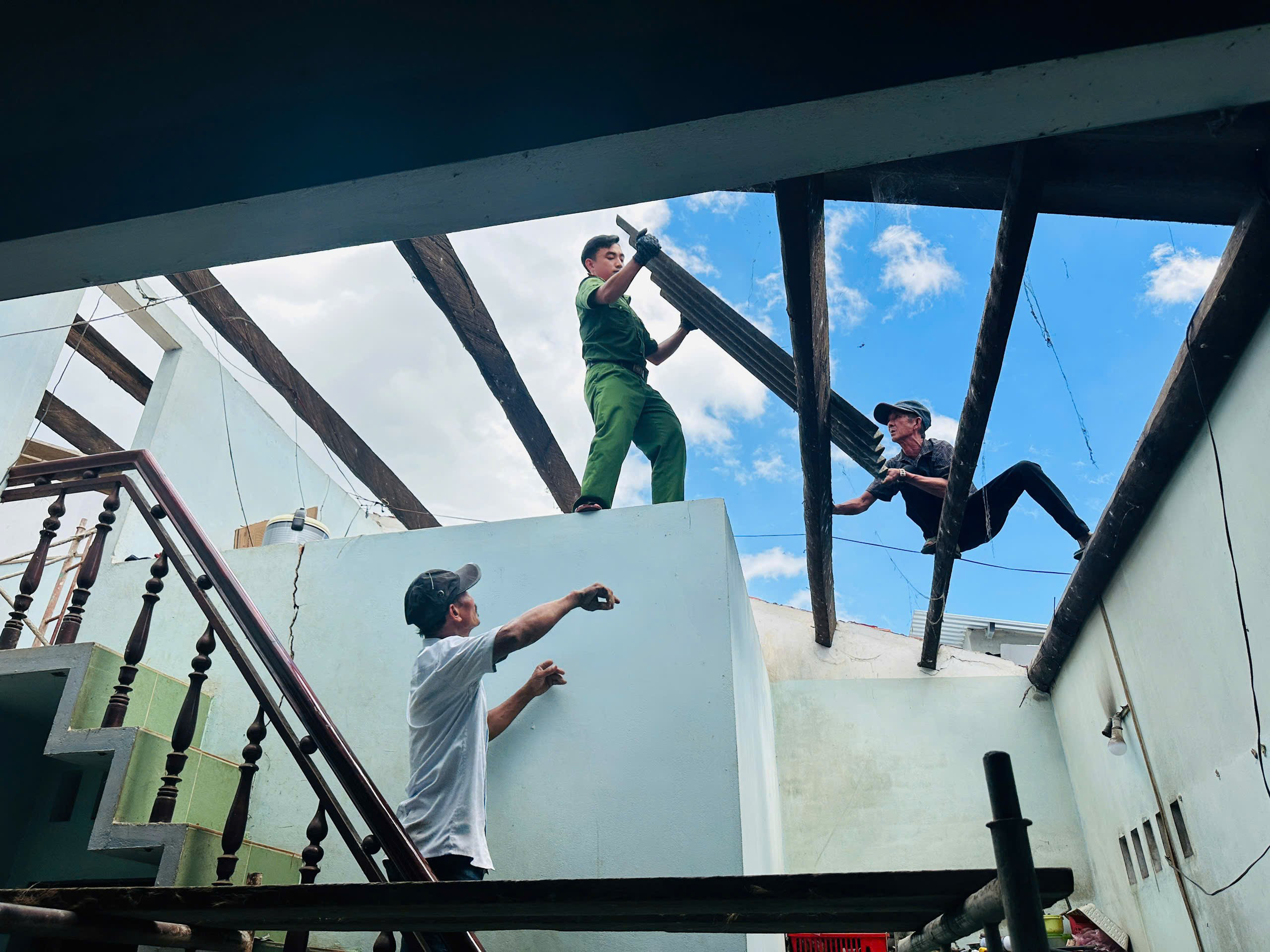 Bão Kalmaegi thổi bay 5.000 tỉ đồng, Gia Lai vẫn không để dân đói rét - Ảnh 3.