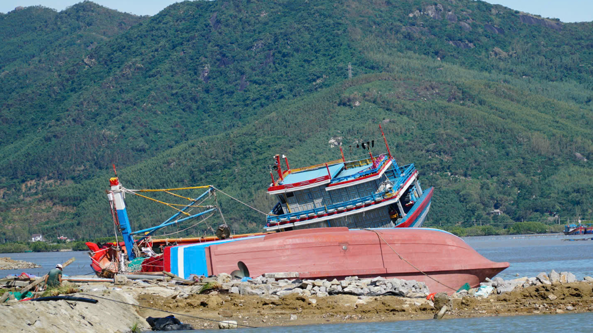 Bão Kalmaegi thổi bay 5.000 tỉ đồng, Gia Lai vẫn không để dân đói rét - Ảnh 4.