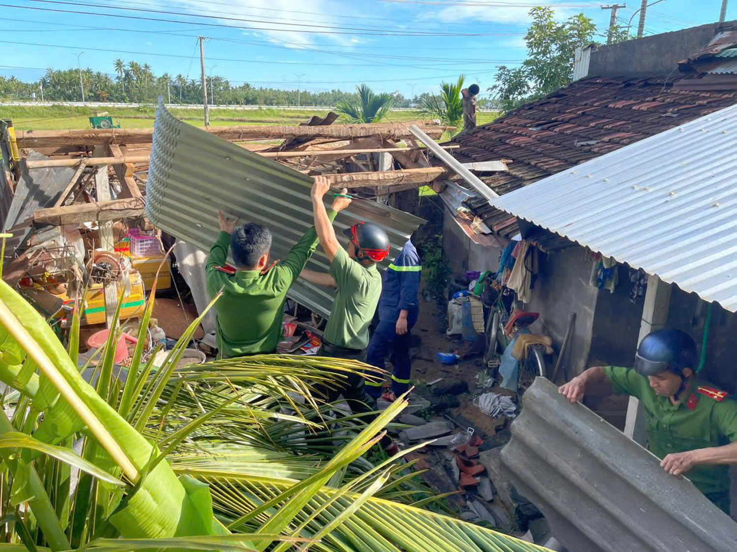 Bão Kalmaegi thổi bay 5.000 tỉ đồng, Gia Lai vẫn không để dân đói rét - Ảnh 6.