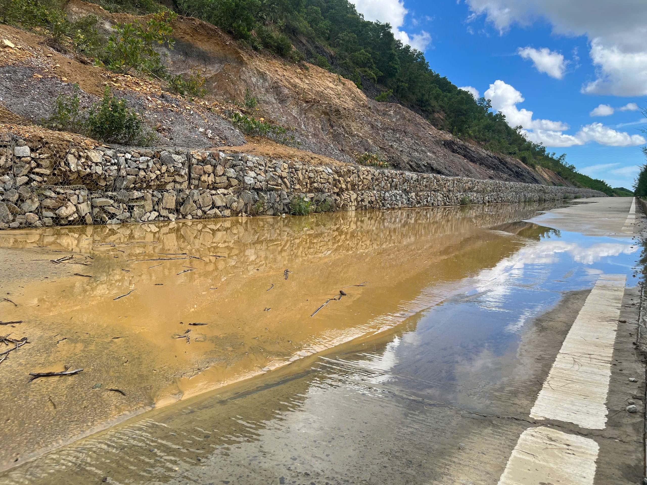 Đường vành đai 1.500 tỉ tại Đà Nẵng tiếp tục sạt lở - Ảnh 3.