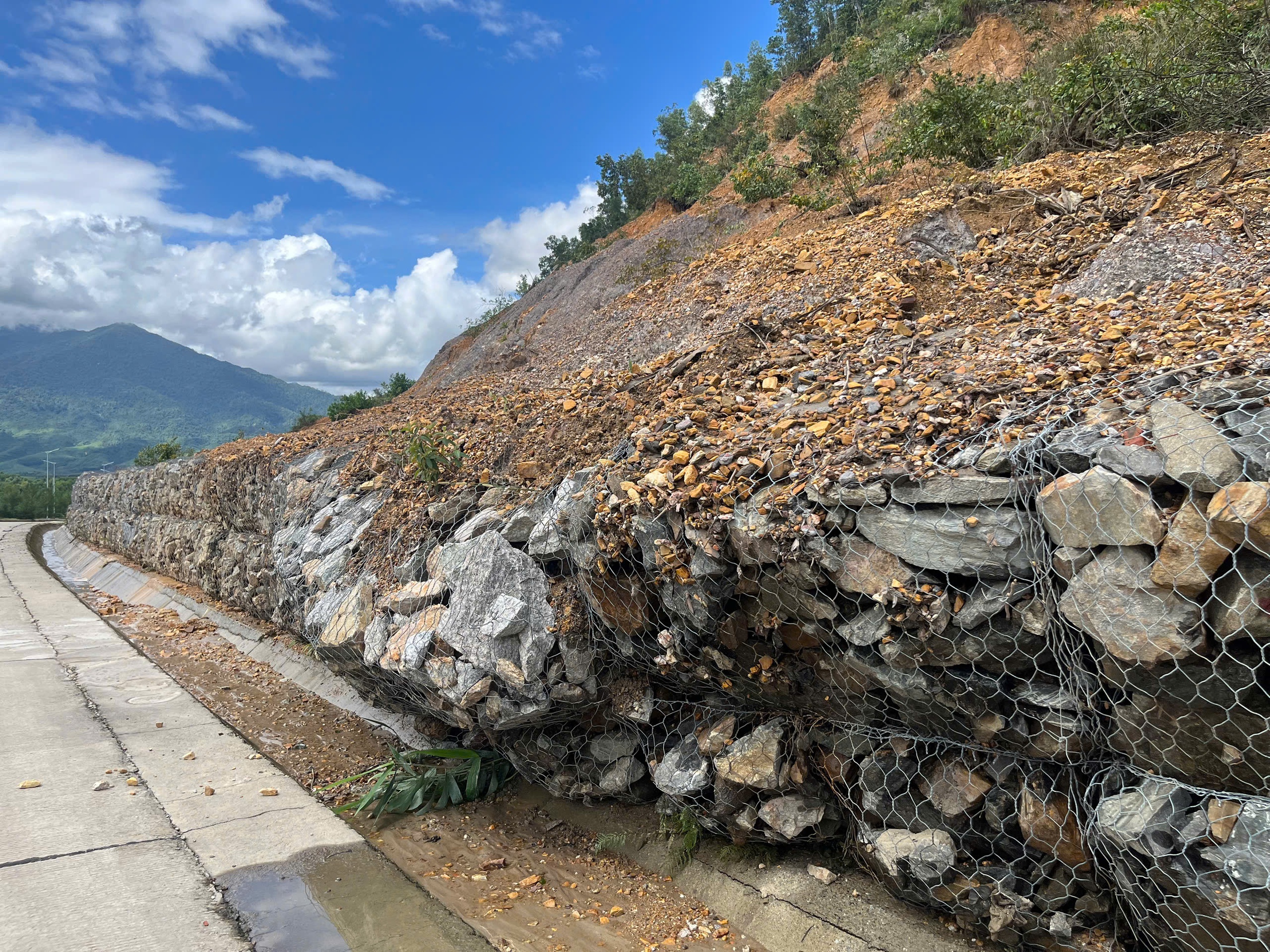 Đường vành đai 1.500 tỉ tại Đà Nẵng tiếp tục sạt lở - Ảnh 4.