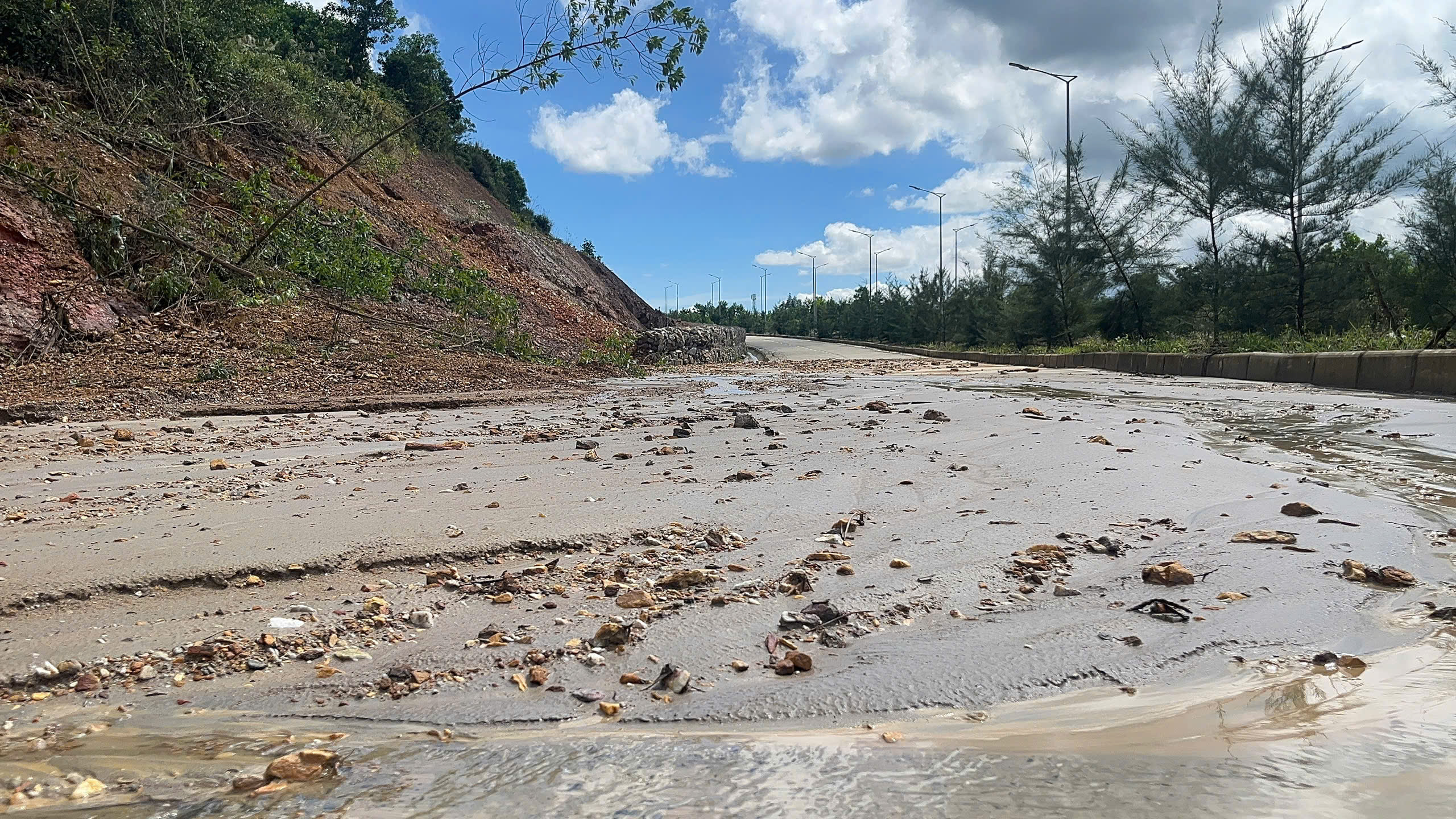 Đường vành đai 1.500 tỉ tại Đà Nẵng tiếp tục sạt lở - Ảnh 6.