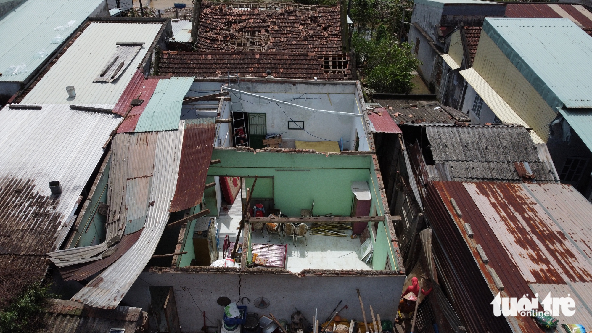 Trong những ngôi nhà không còn mái vì bão Kalmaegi - Ảnh 2.