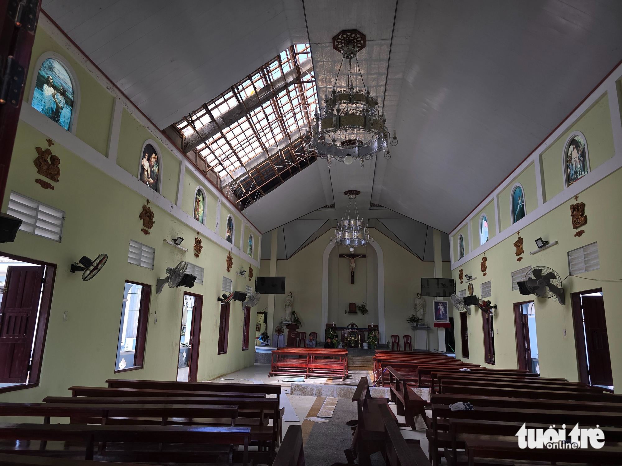 Trong những ngôi nhà không còn mái vì bão Kalmaegi - Ảnh 4.