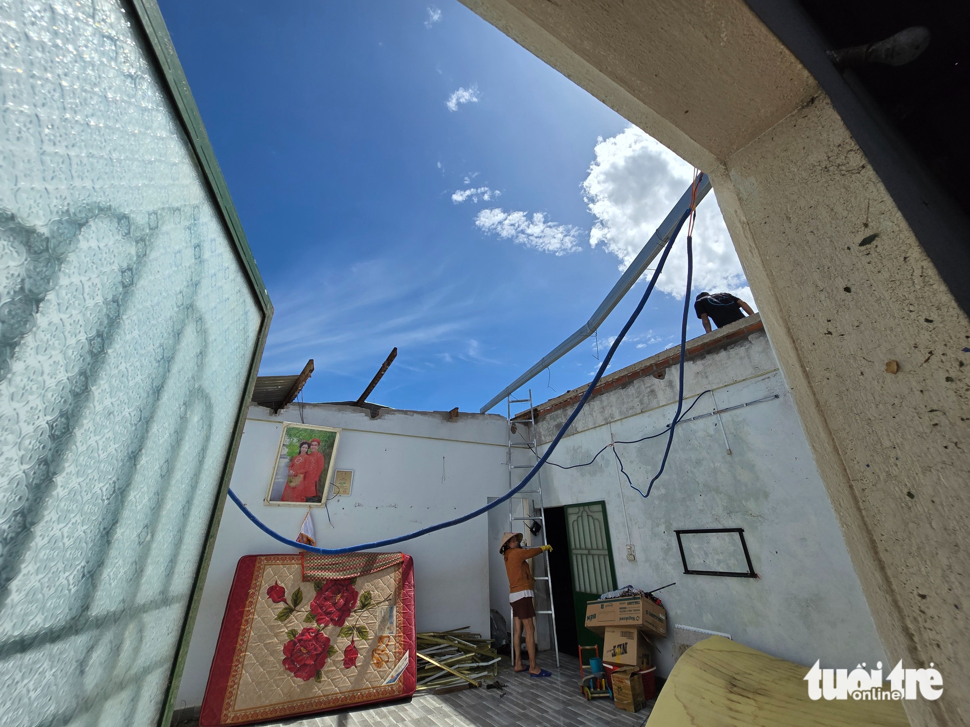 Trong những ngôi nhà không còn mái vì bão Kalmaegi - Ảnh 5.