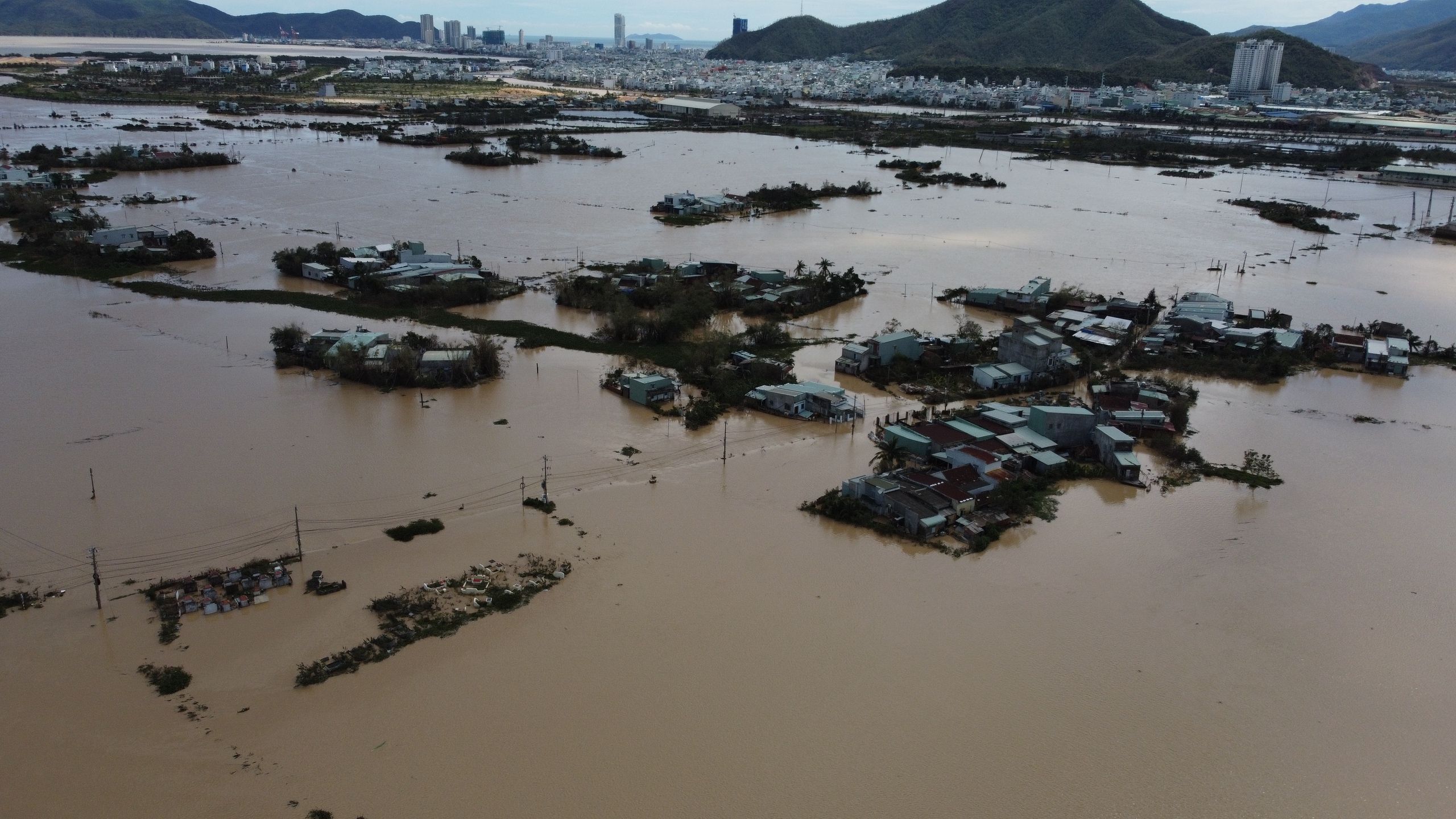 Trong những ngôi nhà không còn mái vì bão Kalmaegi - Ảnh 9.