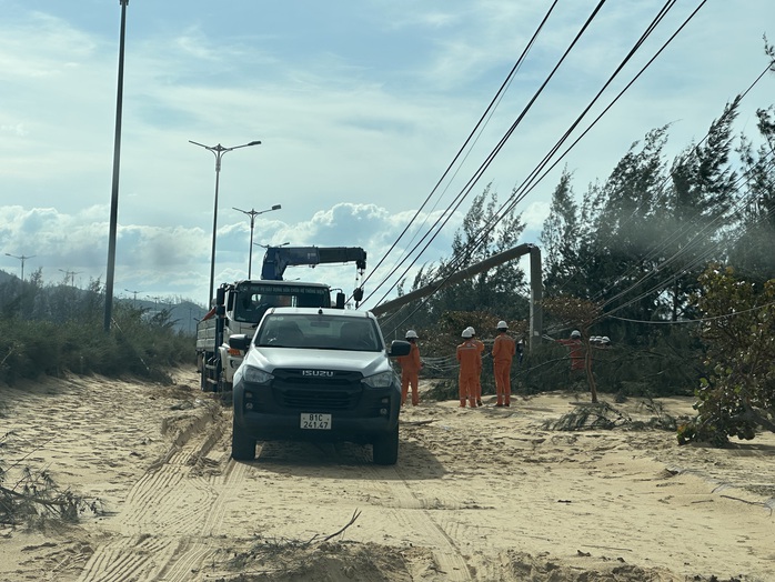 Gia Lai tan hoang sau bão số 13 - Ảnh 9.