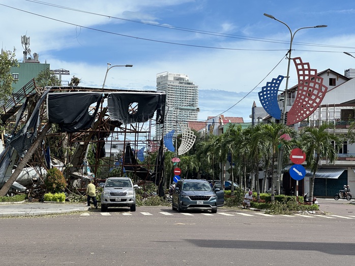 Gia Lai tan hoang sau bão số 13 - Ảnh 12.