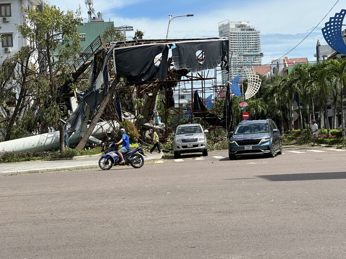 Gia Lai tan hoang sau bão số 13 - Ảnh 13.