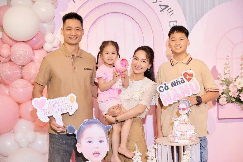 Dàn sao Sống Chung Với Mẹ Chồng: Bảo Thanh lui về chăm con, Anh Dũng mang danh "bạn trai Trương Ngọc Ánh" 7 Dù bận rộn nhưng cả Bảo Thanh và ông xã đều cố gắng dành thời gian để dạy học, chơi đùa, nấu ăn cho hai nhóc tỳ.