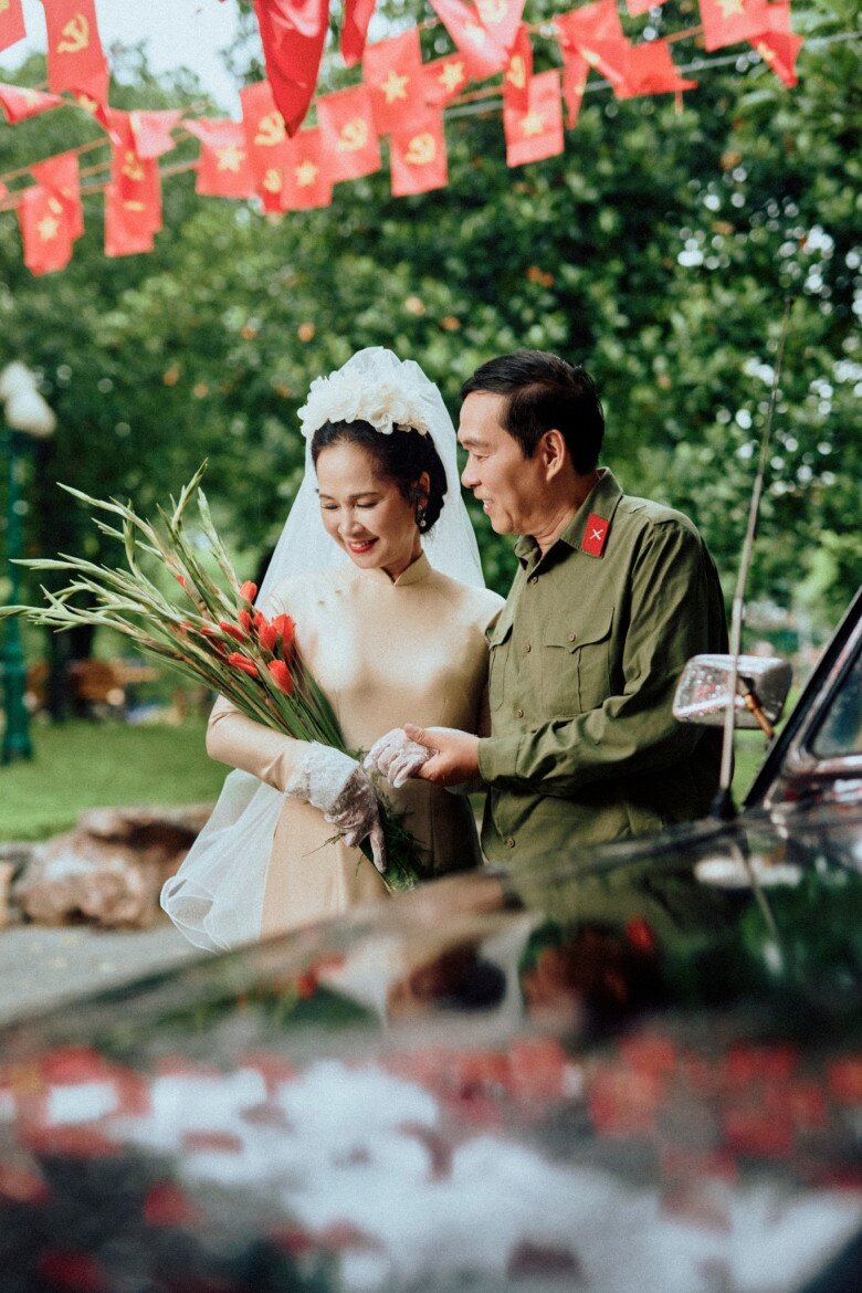 Dàn sao Sống Chung Với Mẹ Chồng: Bảo Thanh lui về chăm con, Anh Dũng mang danh "bạn trai Trương Ngọc Ánh" 12 Gần đây, cặp đôi nghệ sĩ đã kỷ niệm ngày cưới bằng một bộ ảnh tái hiện hôn lễ năm xưa.