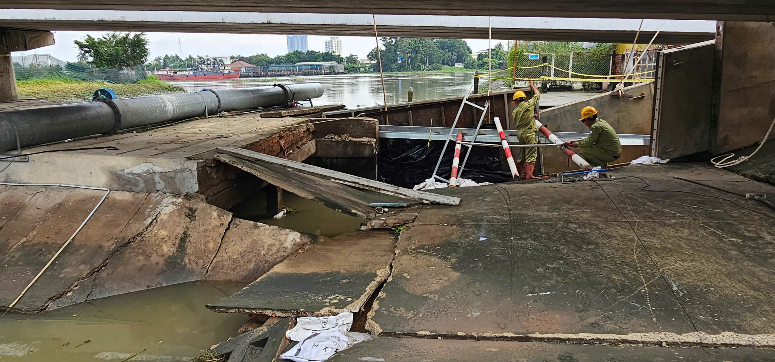 Đã kiểm soát sự cố vỡ cống ngăn triều tại rạch Ba Thôn , TP . HCM - Ảnh 2.