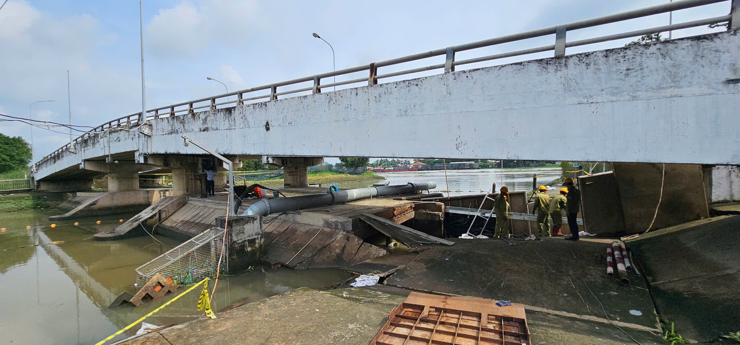 Đã kiểm soát sự cố vỡ cống ngăn triều tại rạch Ba Thôn , TP . HCM - Ảnh 3.