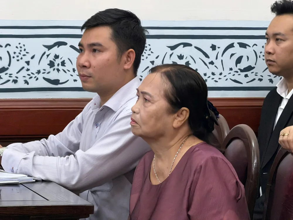 Mẹ của cố diễn viên Đức Tiến tại phiên tòa. Ảnh: TRẦN MINH nhung-diem-dang-chu-y-trong-phien-tranh-chap-di-san-co-dien-vien-duc-tien-4.jpg