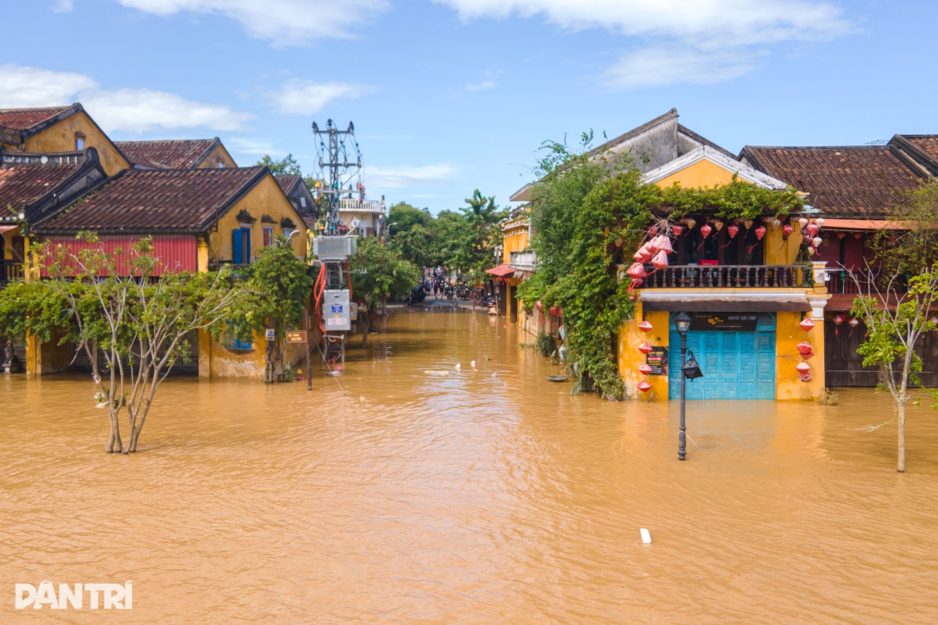 Hội An bừng sức sống sau bão lũ, nhộn nhịp đón khách du lịch trở lại - 2