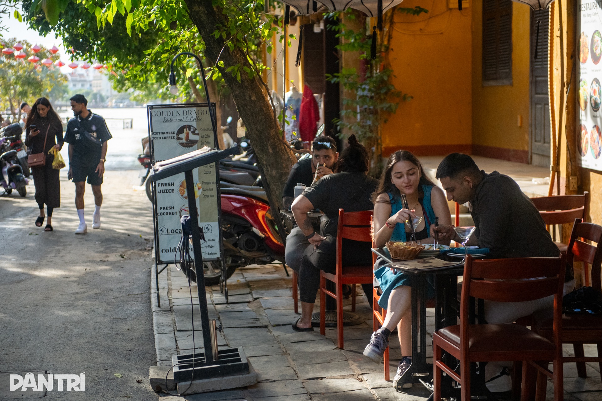 Hội An bừng sức sống sau bão lũ, nhộn nhịp đón khách du lịch trở lại - 12