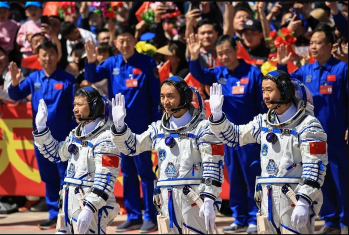 Tàu vũ trụ Trung Quốc bất ngờ gặp sự cố, 3 phi hành gia buộc phải tạm hoãn kế hoạch trở về Trái đất- Ảnh 3.