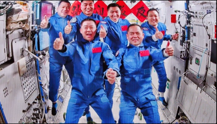 Tàu vũ trụ Trung Quốc bất ngờ gặp sự cố, 3 phi hành gia buộc phải tạm hoãn kế hoạch trở về Trái đất- Ảnh 4.