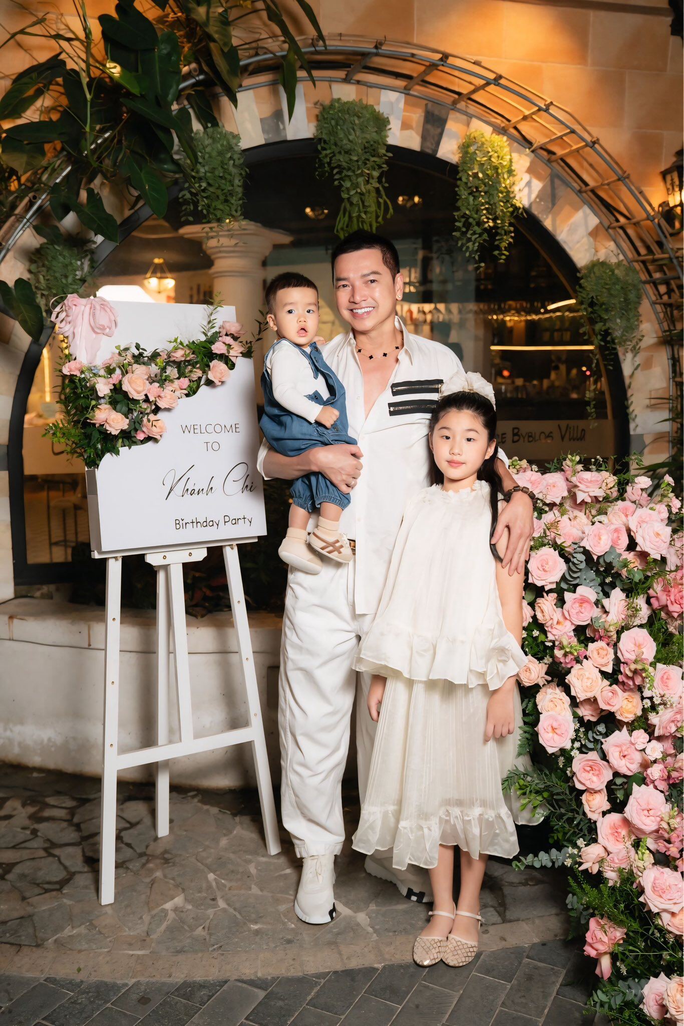 Quang Minh hết lòng yêu thương con riêng của vợ.