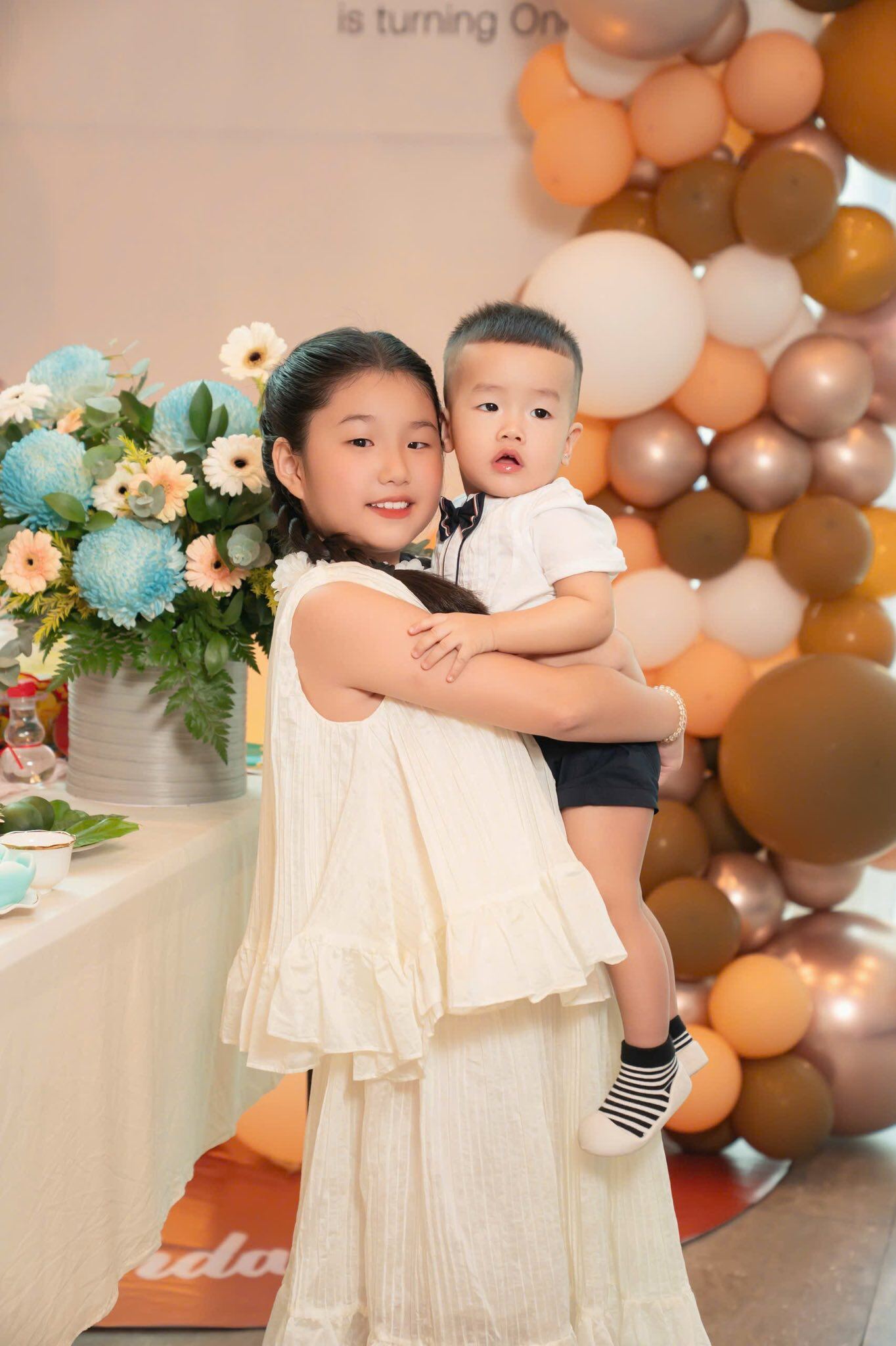 Lên 8 tuổi, con gái Tăng Khánh Chi ra dáng chị lớn.