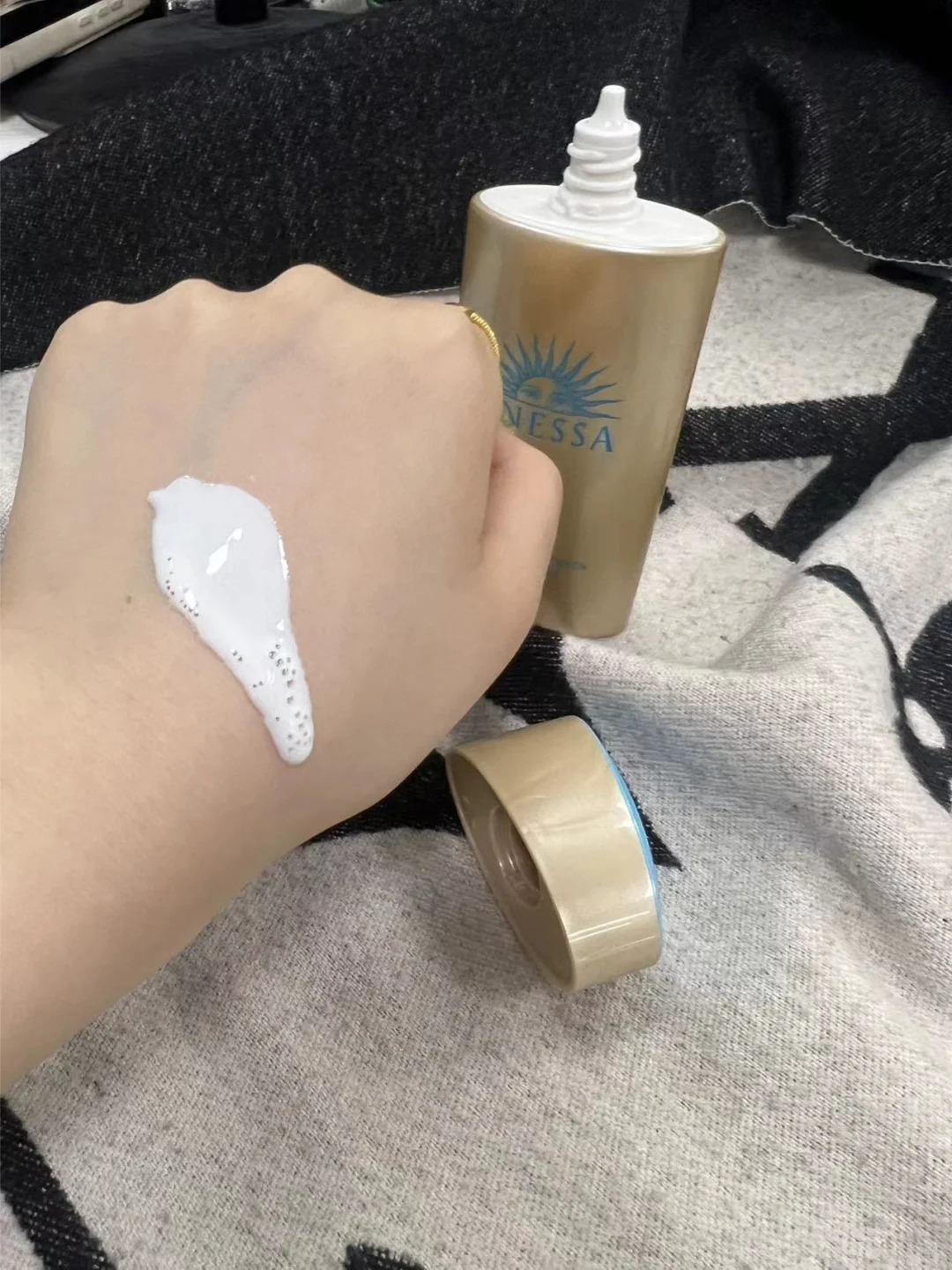 Không bóng - không bí - không bết: 5 kem chống nắng mỏng nhẹ hoàn hảo cho da dầu - Ảnh 6.