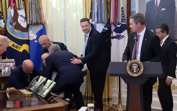 Vị khách bất ngờ khụy xuống trong cuộc họp báo tại Phòng Bầu Dục ở Nhà Trắng hôm 6/11. Ảnh chụp màn hình