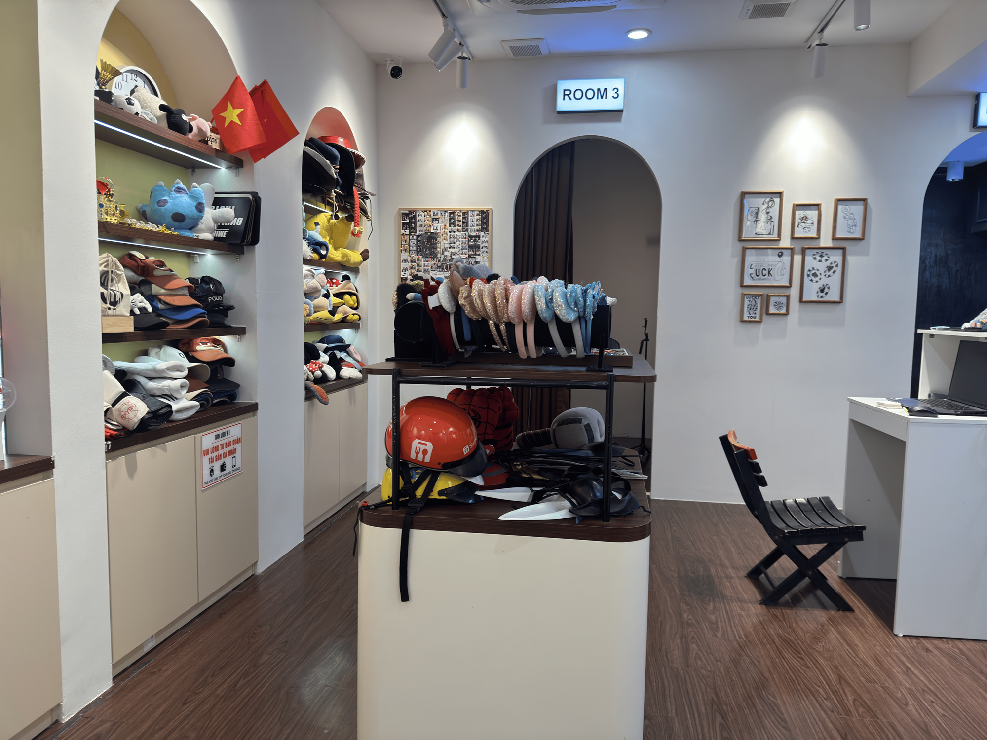 Bên trong tiệm photobooth Hà Nội bị quay lén rúng động: Chủ quán tháo camera khi nào? - Ảnh 3.