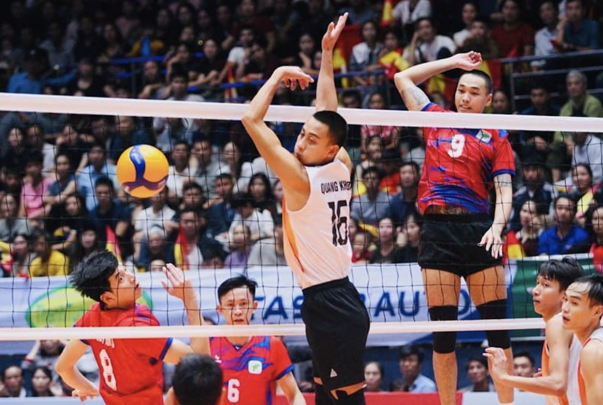 Tuyển bóng chuyền nam TP HCM mừng công thăng hạng - Ảnh 2.