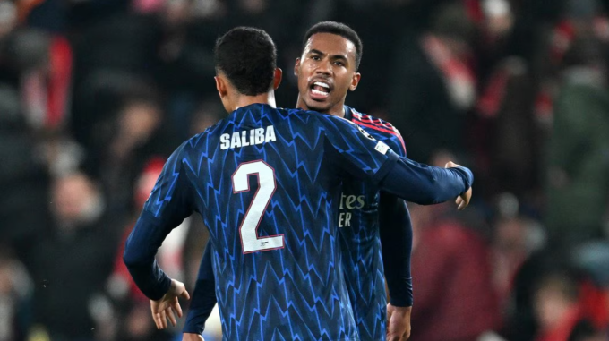 Cặp trung vệ Gabriel Magalhaes và William Saliba chia vui sau trận. Ảnh: Arsenal FC