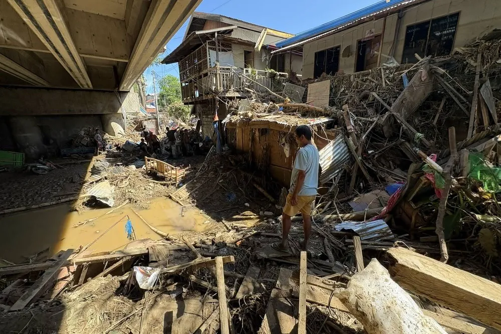 Cộng đồng Purok Isla Verde, phường San Isidro, thành phố Talisay (tỉnh Cebu) tan hoang sau khi bão Kalmaegi quét qua. Ảnh: Dennis Datu/ABS-CBN