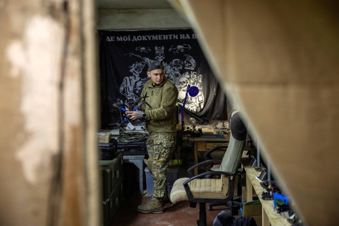 Chỉ huy một đơn vị drone của Ukraine trước khi được triển khai đến Pokrovsk hôm 4/11. Ảnh: Reuters