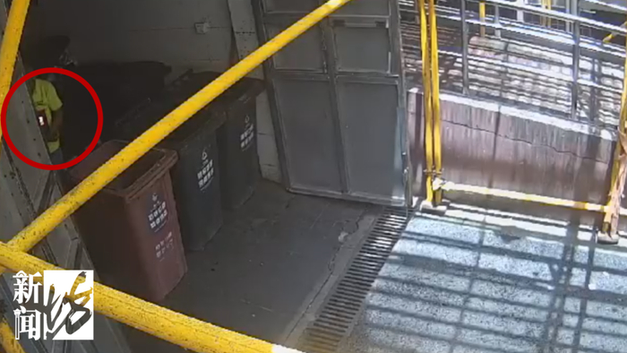 Con gái dọn nhà vứt vàng trị giá gần 2 tỷ đồng của mẹ vào thùng rác: Trích xuất camera khiến nữ sinh “không tin vào mắt mình”- Ảnh 2.