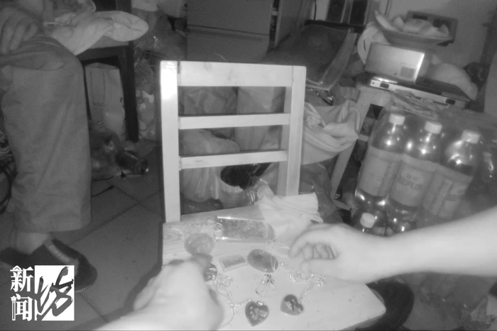 Con gái dọn nhà vứt vàng trị giá gần 2 tỷ đồng của mẹ vào thùng rác: Trích xuất camera khiến nữ sinh “không tin vào mắt mình”- Ảnh 3.