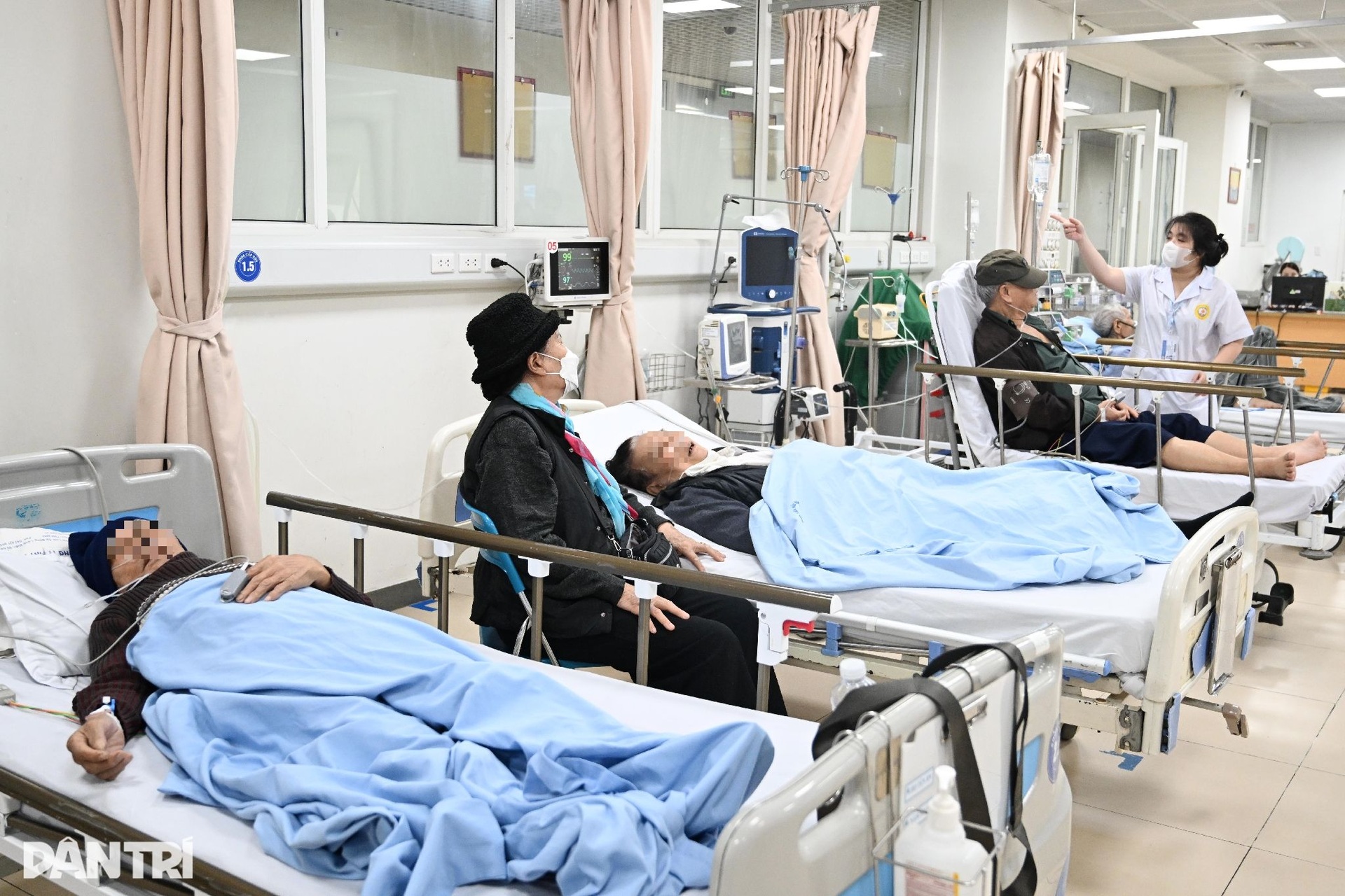 Hà Nội: Bệnh viện đông nghịt, ca đột quỵ tăng vì thời tiết ẩm ương - 2