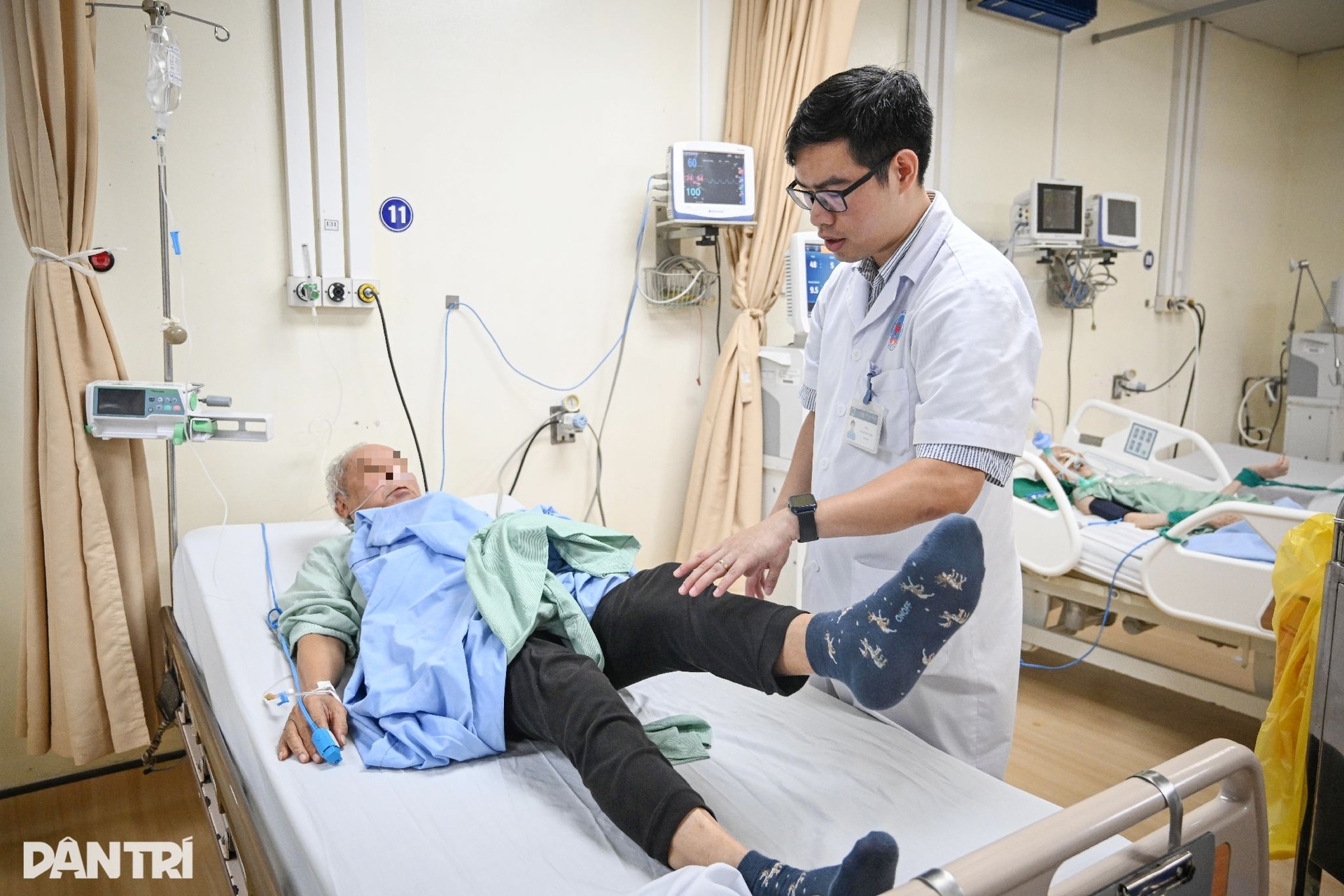 Hà Nội: Bệnh viện đông nghịt, ca đột quỵ tăng vì thời tiết ẩm ương - 3