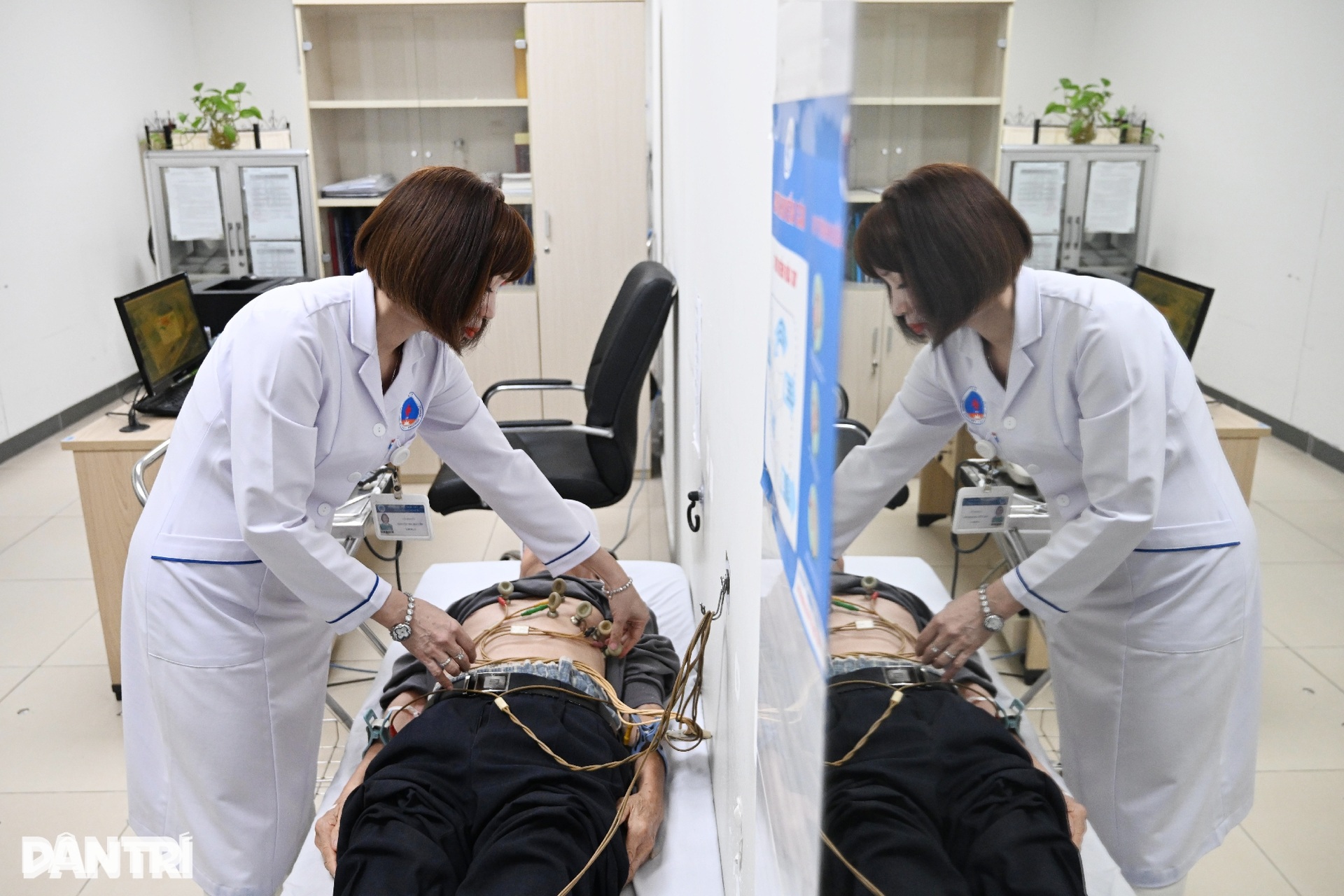 Hà Nội: Bệnh viện đông nghịt, ca đột quỵ tăng vì thời tiết ẩm ương - 6