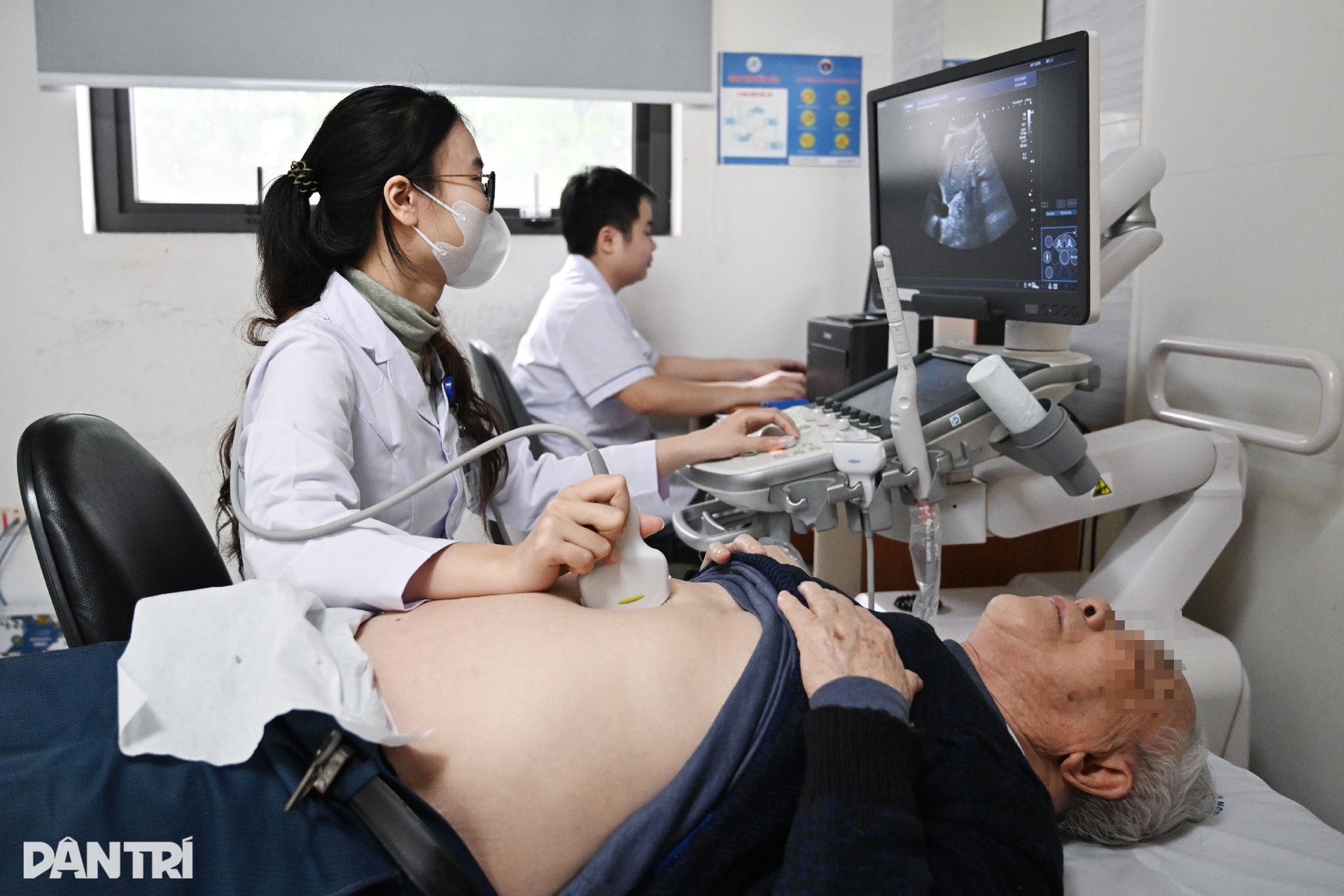 Hà Nội: Bệnh viện đông nghịt, ca đột quỵ tăng vì thời tiết ẩm ương - 7