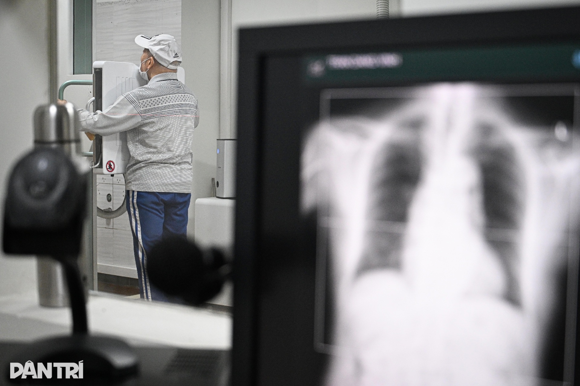 Hà Nội: Bệnh viện đông nghịt, ca đột quỵ tăng vì thời tiết ẩm ương - 9